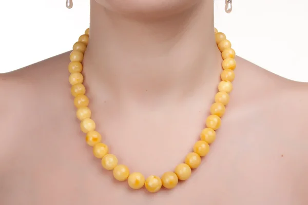 Gioielli in ambra sul collo femminile . — Foto Stock