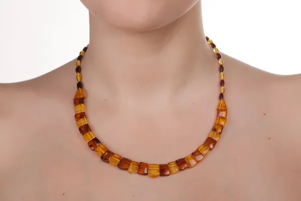 Gioielli in ambra sul collo femminile . — Foto Stock
