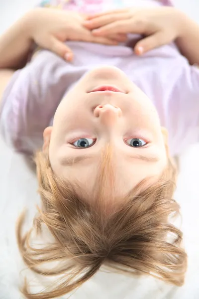 Portret van een kind op een witte achtergrond. — Stockfoto