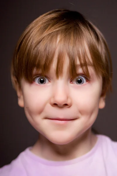 Портрет ребенка на черном фоне . — стоковое фото