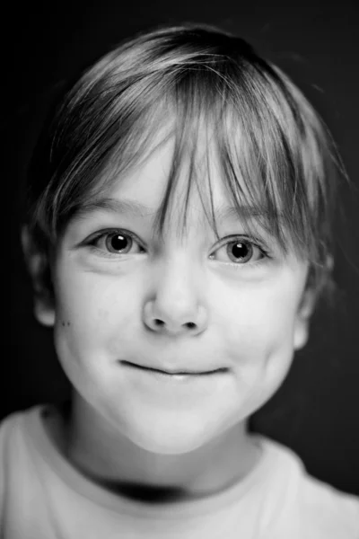 Retrato de un niño sobre un fondo negro . — Foto de Stock
