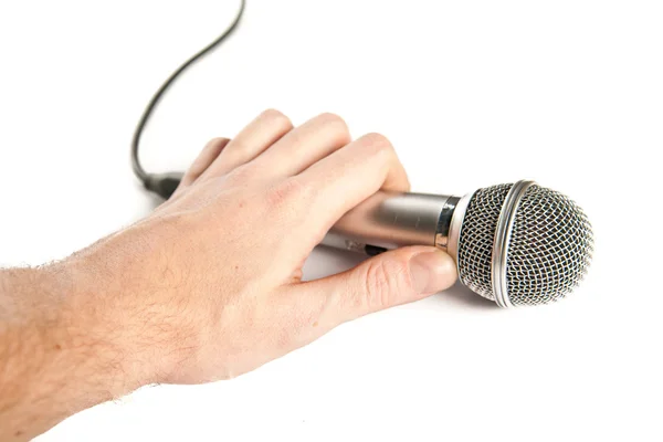 La mano dell'uomo che tiene un microfono — Foto Stock