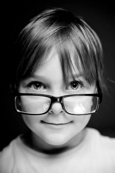 Retrato de un niño sobre un fondo negro . — Foto de Stock