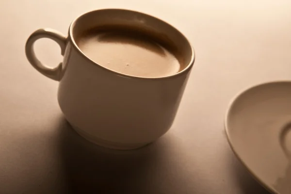 Kaffeetasse auf Tisch vorhanden. Nahaufnahme. — Stockfoto