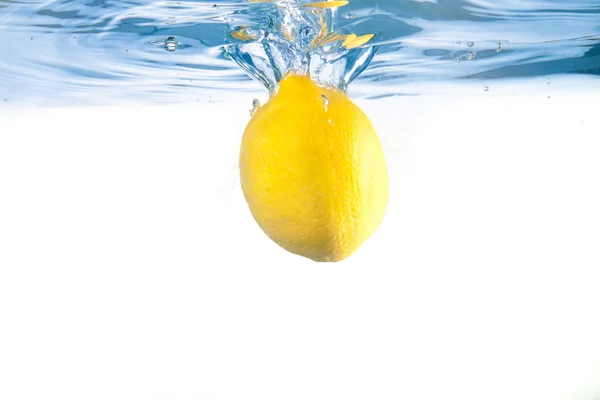 Limón bajo el agua —  Fotos de Stock