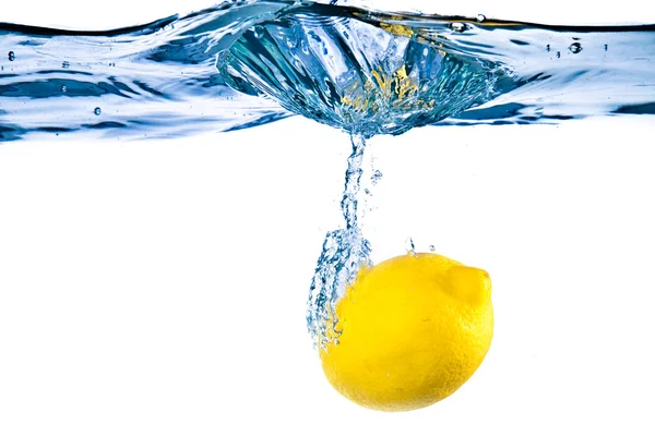 Limão debaixo de água — Fotografia de Stock