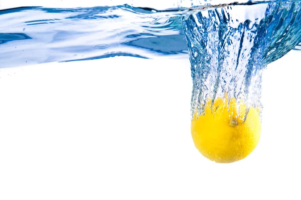 水の下でレモン — ストック写真