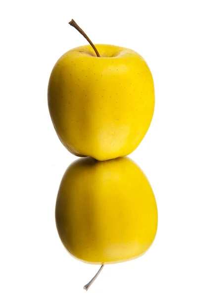 Sarı elma. Stüdyo vurdu. — Stok fotoğraf