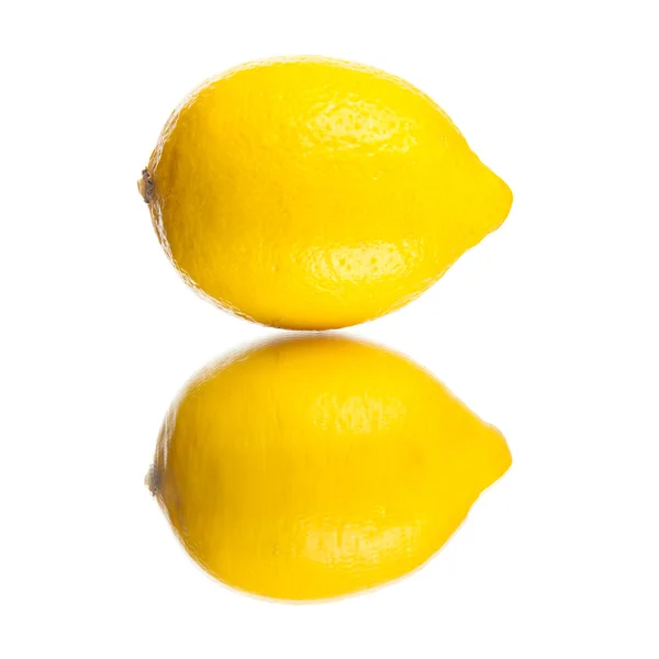 El limón amarillo aislado sobre fondo blanco — Foto de Stock