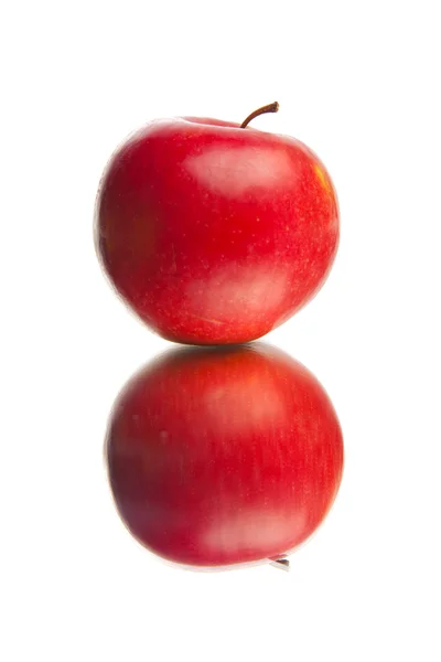 Roter Apfel. Studioaufnahme. — Stockfoto