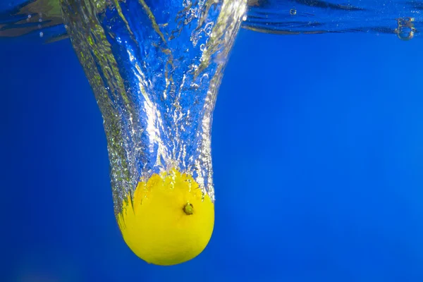 Limone sott'acqua — Foto Stock