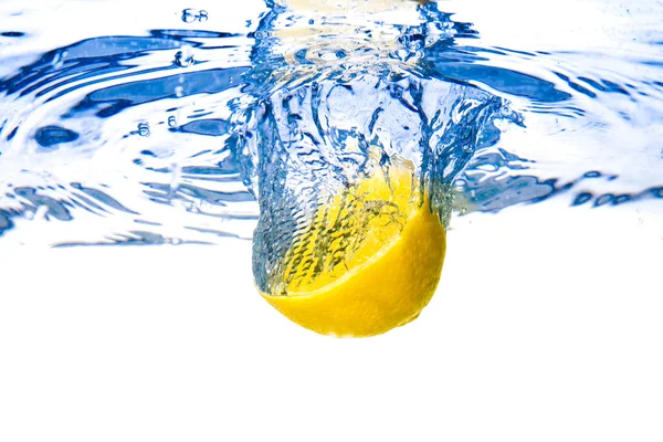 水の下でレモン — ストック写真