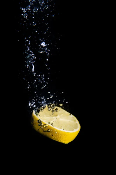 Limón bajo el agua — Foto de Stock
