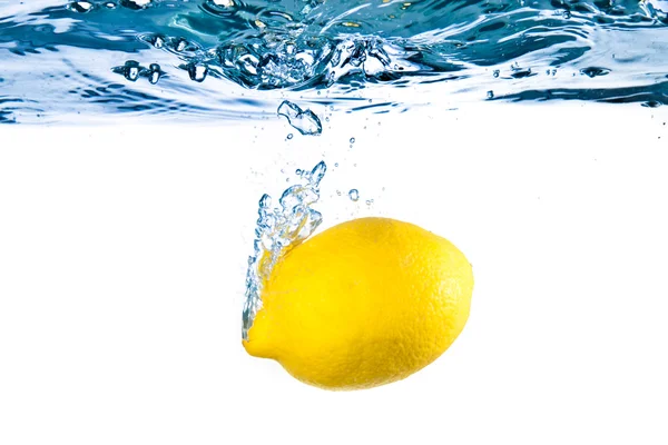 Zitrone unter Wasser lizenzfreie Stockfotos