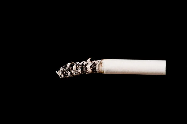 Sigaret. geïsoleerd op zwart. — Stockfoto