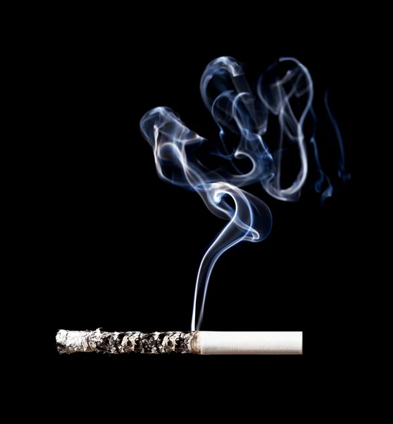 Kouření cigaret. izolované na černé. — Stock fotografie