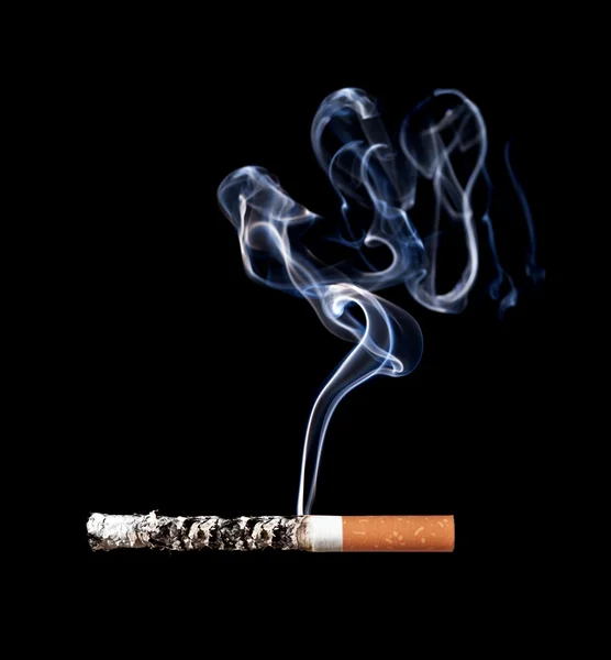 Палити сигарету. Ізольовані на чорному . — стокове фото