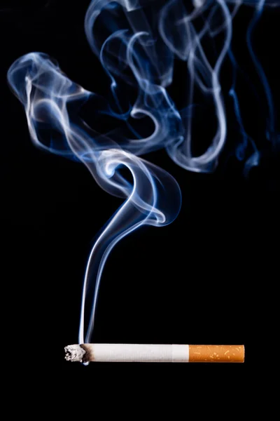 Zigarette rauchend. isoliert auf schwarz. — Stockfoto