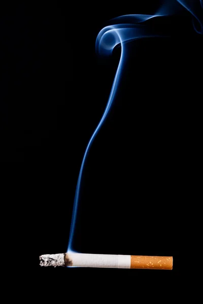 吸烟香烟。孤立在黑色. — 图库照片