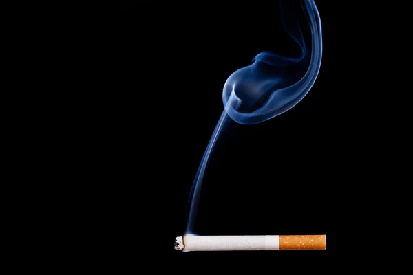 Το κάπνισμα τσιγάρων. απομονώνονται σε μαύρο. — Φωτογραφία Αρχείου