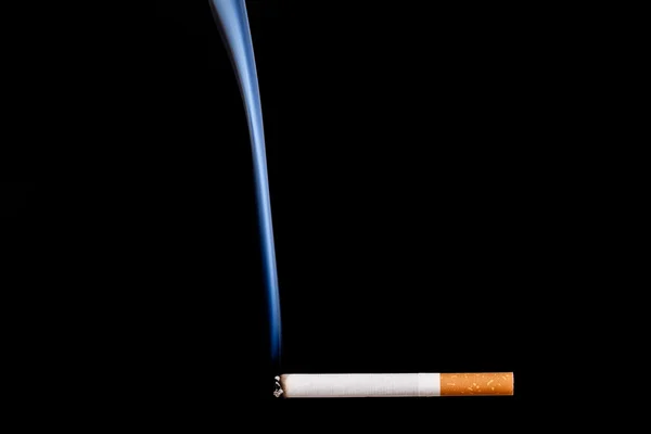 吸烟香烟。孤立在黑色. — 图库照片