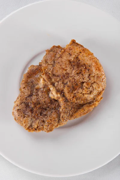 Мясо-гриль на тарелке . — стоковое фото