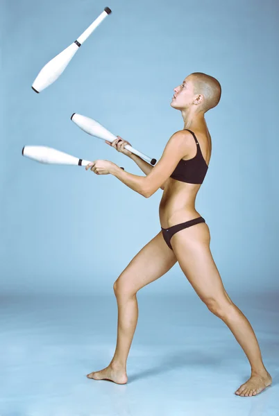Kale-head meisje jongleren — Stockfoto