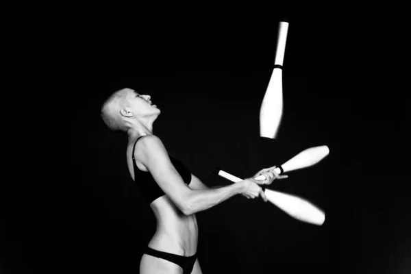 Bald-headed girl juggles — Stock Photo, Image