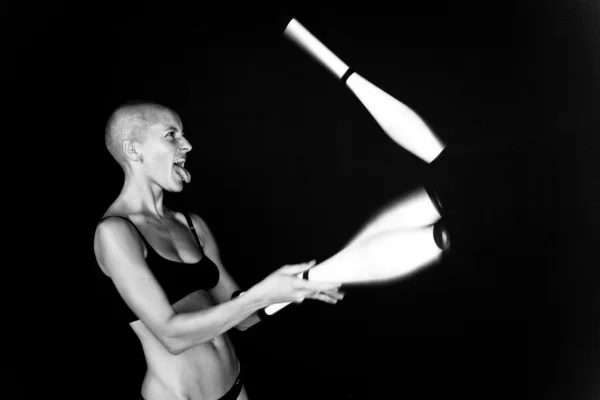 Glatzköpfiges Mädchen jongliert — Stockfoto