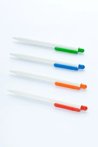 Quattro penne colorate . — Foto Stock