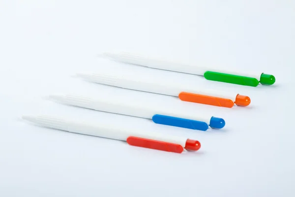 Quattro penne colorate . — Foto Stock