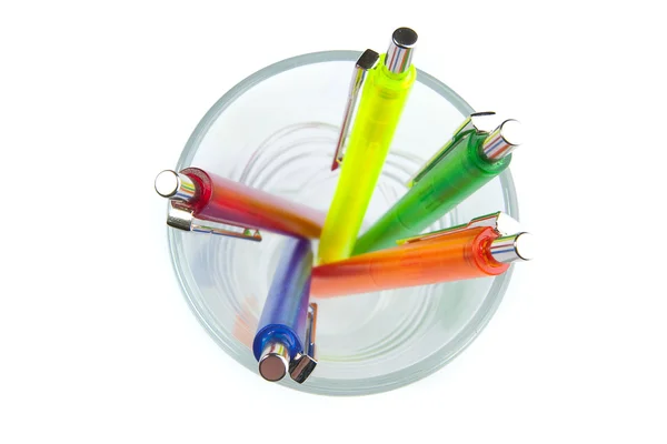 Stylos multicolores dans un verre — Photo