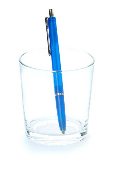 Niebieski długopis w szklance — Zdjęcie stockowe