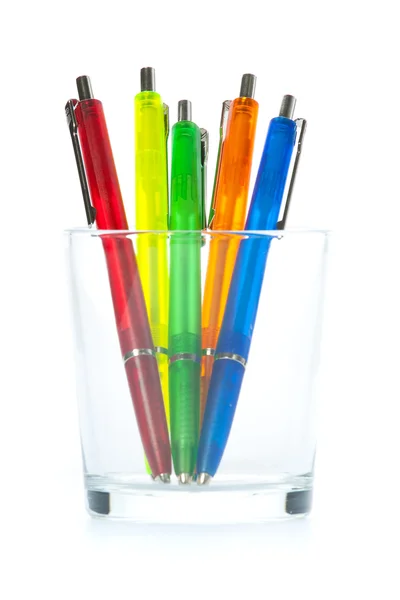 Multi-färgade pennor i ett glas — Stockfoto