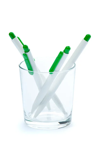 Зеленые ручки в стакане — стоковое фото