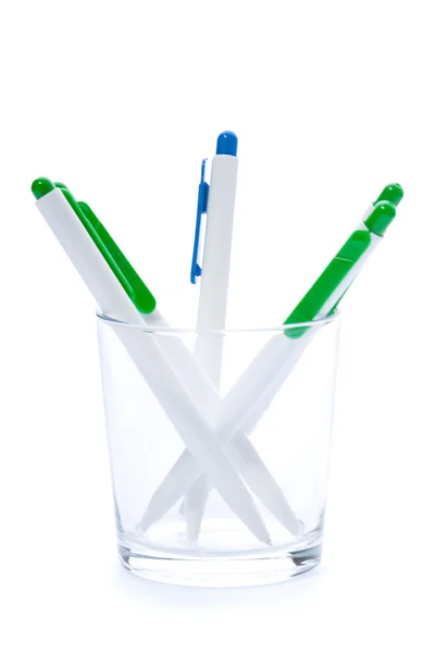 Groene pennen in een glas — Stockfoto
