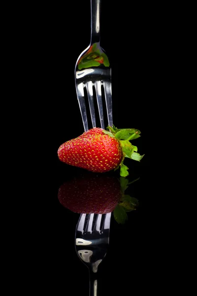 Fragola sulla forchetta . — Foto Stock
