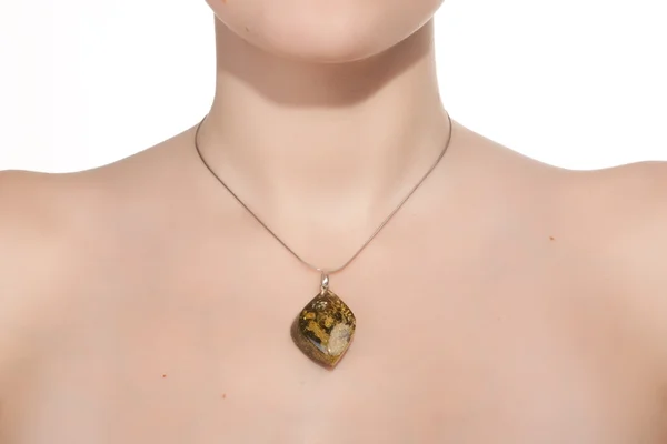 Amber jewelry op vrouwelijke nek. — Stockfoto