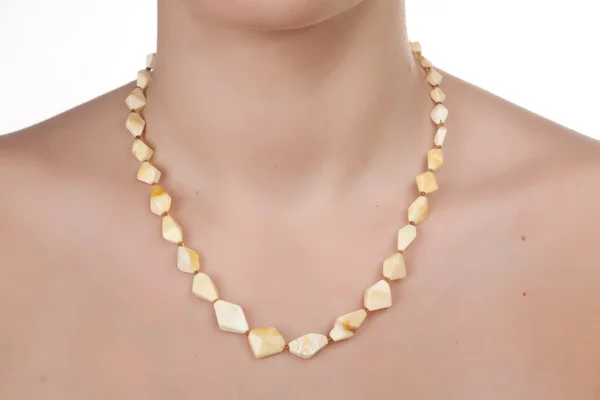 Bärnsten smycken på kvinnliga hals. — Stockfoto