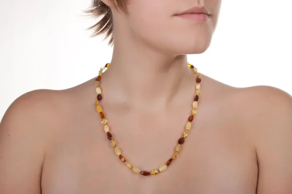 Bärnsten smycken på kvinnliga hals. — Stockfoto
