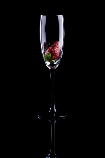 玻璃和草莓. — 图库照片