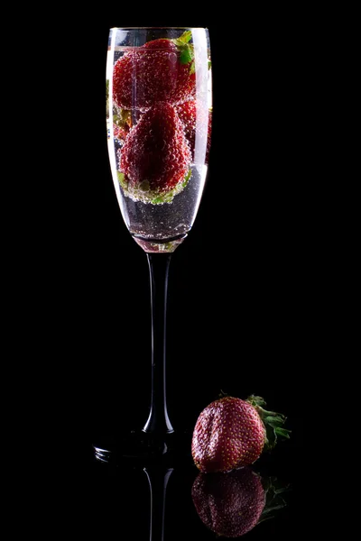 Cocktail med jordgubbar. — Stockfoto