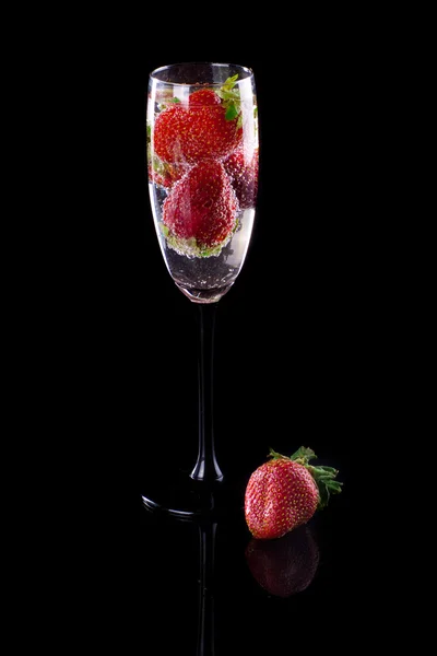 Cocktail med jordgubbar. — Stockfoto