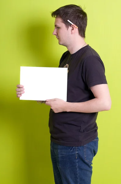Άνθρωπος που κρατά ένα λευκό χαρτί. — Φωτογραφία Αρχείου
