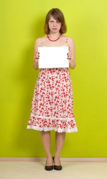 Lady holding a blank paper. — Stock Photo, Image