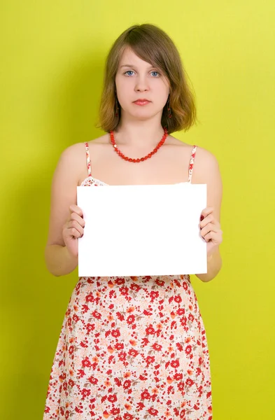 空白の紙を保持している女性. — ストック写真