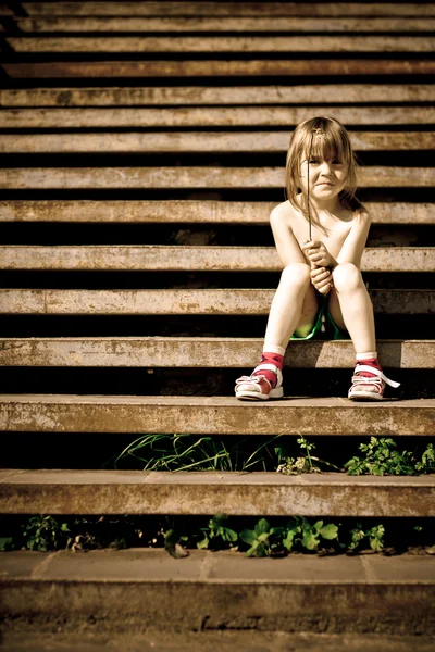 Одинокий ребенок — стоковое фото