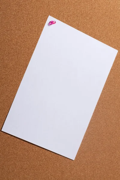 Χαρτί με push καρφίτσες σε πίνακα φελλού. — Φωτογραφία Αρχείου