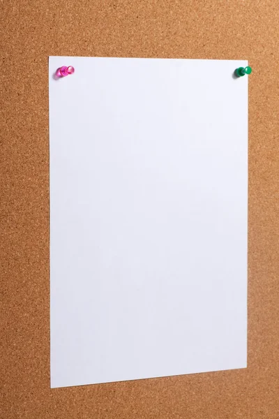 Papier mit Stecknadeln auf Korkkarton. — Stockfoto