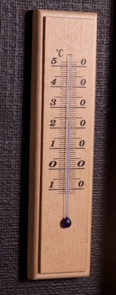 Termômetro antigo medindo em celsius . — Fotografia de Stock